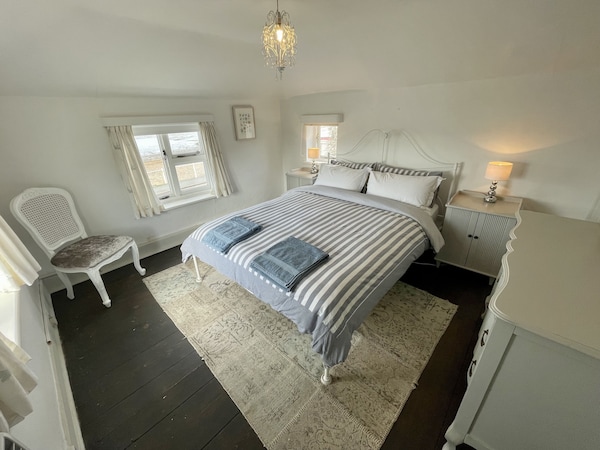Cosy Coastal 2-bedroom Cottage With Hot Tub & Log Burner - エセックス
