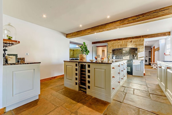 8 Bedroom Luxury Holiday Home In The Cotswolds With A Hot Tub - Stonewell Farmhouse - Oxfordshire