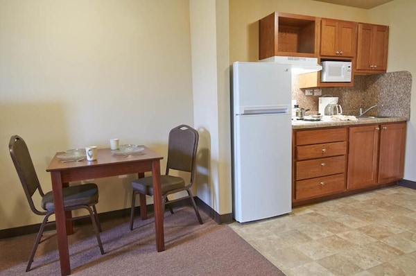 Minutes Away From Longhorn Museum! 4 Units W/ Full Kitchens & Free Parking! - Pleasanton, TX