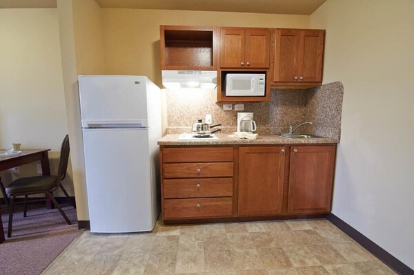 Convenient Stay! 4 Relaxing Units With Free Parking And Fully-equipped Kitchens! - Pleasanton, TX
