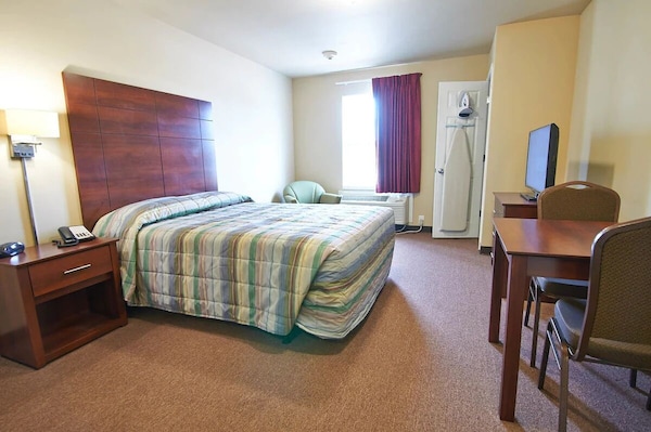 Four Pet-friendly Suites With Fully-equipped Kitchens & Free Parking! - Pleasanton, TX