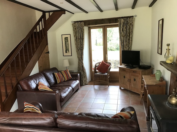 Beautifully Renovated  3 Bed Cottage (Sleeps 6) - Large Garden & Games Room - Jugon-les-Lacs