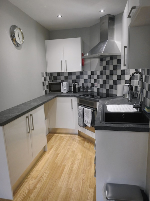 Stylish Modern Apartment In Great Location With Parking - Wetherby