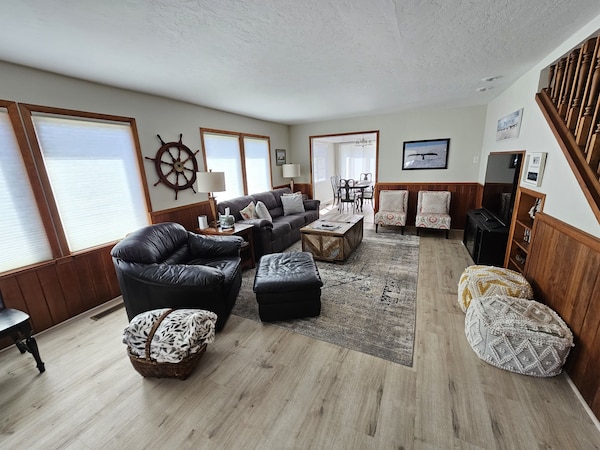 Comfy Spacious Home, King Bed, Sleeps 9, Minutes To Beaches, Wifi, Dog Friendly - Brookings, OR