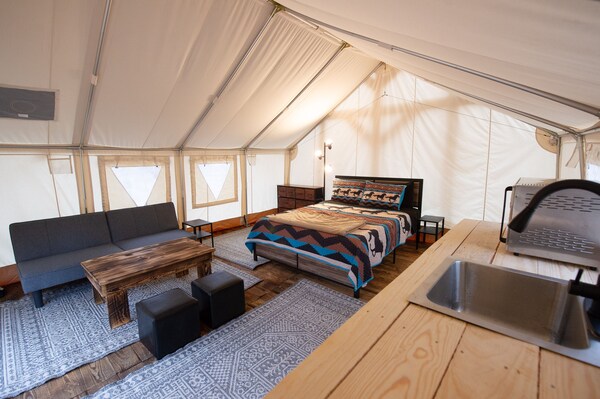 Tranquil Creekside Glamping Current River Mark Twain Forest Safari Tent - ミズーリ州