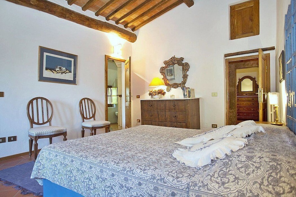 Villa In Volpaia With 6 Bedrooms Sleeps 11 - Radda in Chianti