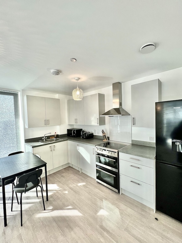 Beautifully Furnished 2 Bed Apartment In East London - イルフォード