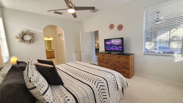 New To Rentals, South Facing Pool And Spa, Free Wifi, Smart Tv's, 2 Master Suites - Haines City, FL
