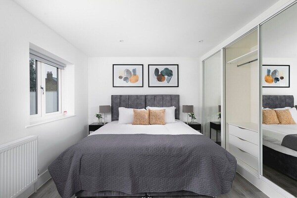 London Enfield Chase Farm - 1 Bed Penthouse Apartment W/ Balcony + Free Parking - Botany Bay - London