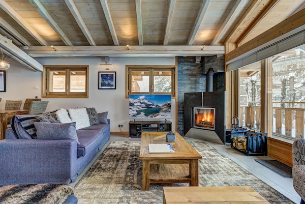 Chalet Panache - Sleeps 8 Guests In 4 Bedrooms With Hot Tub - Les Praz