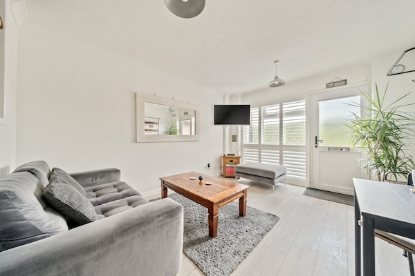 Goldeneye Beachside Paradise, Large Apartment, Free Parking, Fast Wi-fi - West Sussex
