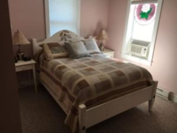 Cherry Room For 2 At The Blue Pelican Inn - Torch Lake