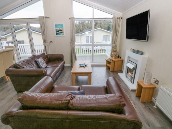 Dono's Lodge, Pet Friendly, With A Garden In Kilgetty - Narberth