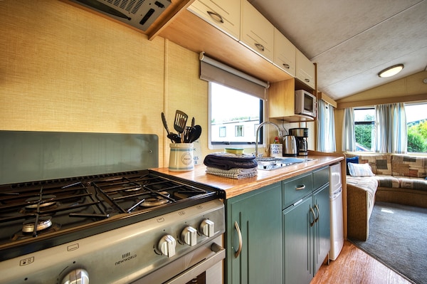 Apple Pippin, With Private Garden, Sleeps 4, Walk To Pubs & Shops - Welcombe