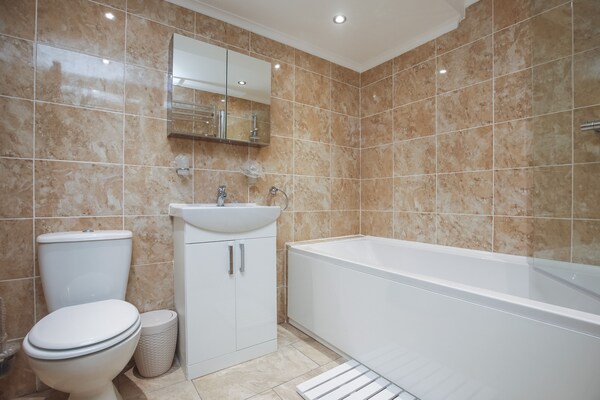 2 Bedroom Luxurious Flat In Kingston - Thames Ditton