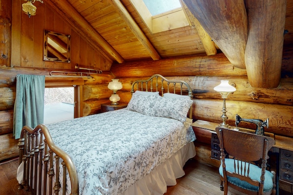 Unique Mountain View Log Home With A Wood Stove, Balcony, Patio, & Board Games - North Bend, WA