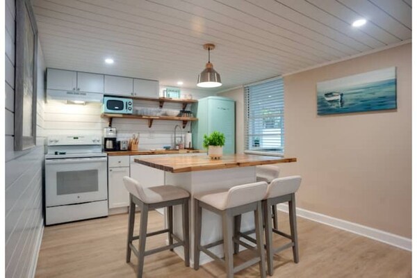 Updated Cottage: 4th Row, Fenced Yard - Hilton Head Island, SC