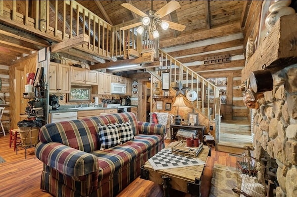 1800s Cabin With Hot Tub, Pet Friendly - Rock Hill, SC