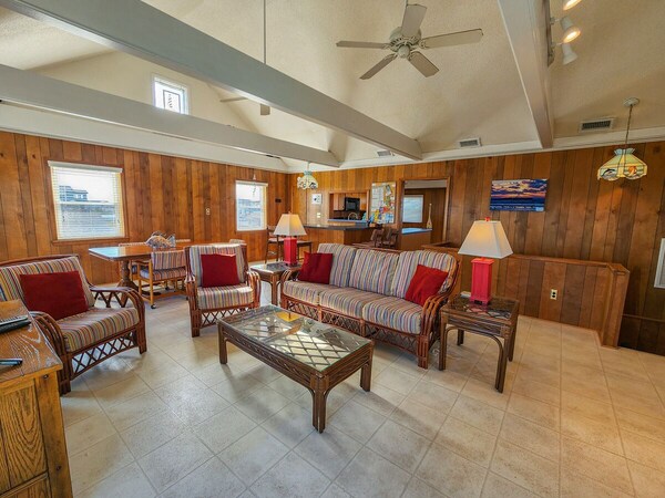 Wake Up And Salt Air With This 4 Br Semi-oceanfront, Dog Friendly Home W\/private Pool! - Kitty Hawk, NC
