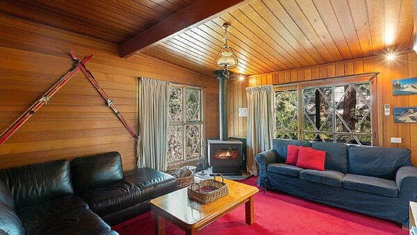 Lumi Talo - Retro Quintessential Two-story Cedar Lodge - Mount Buller