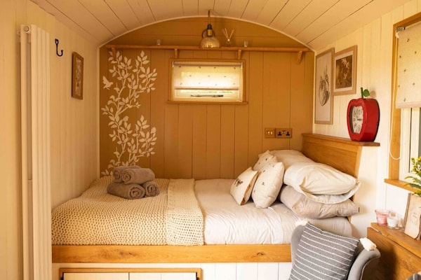 Luxurious Shepherd's Hut In A Secluded Countryside Location With Fantastic Views - Monmouth