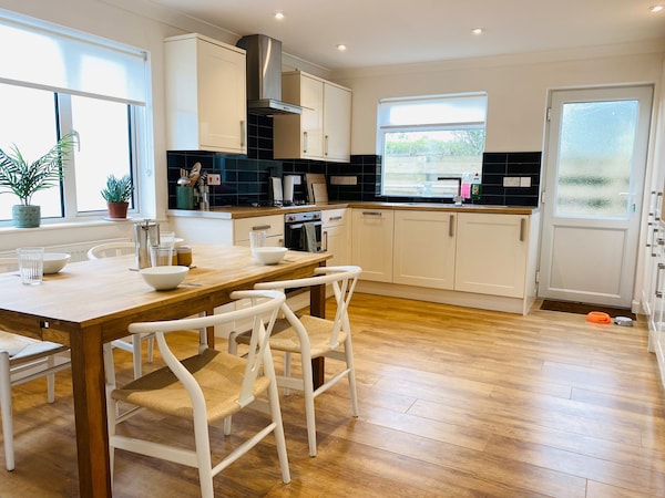 Chy Dewetha, Pet Friendly, Character Holiday Cottage In Mawgan Porth - Constantine Bay