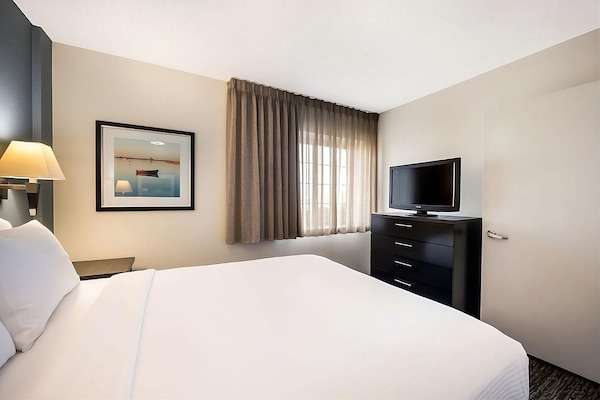 Minutes Away From Irving Convention Center! Pet-friendly Property, Parking! - Irving, TX