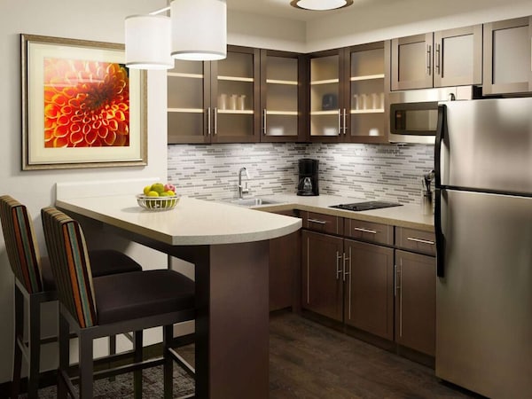 Comfort & Convenience! W\/ Fully-equipped Kitchen, Parking & Pool Onsite! - 코펠