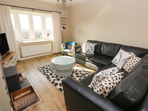 Sandtop, Pet Friendly, With Open Fire In Tenby - Tenby