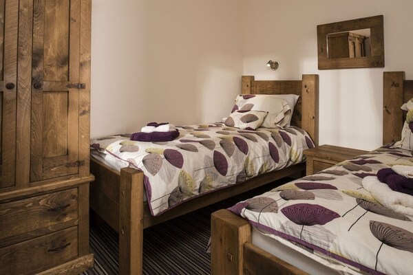 Fox Cottage Sleeps 4 (2 Bedrooms), - Kingston upon Hull