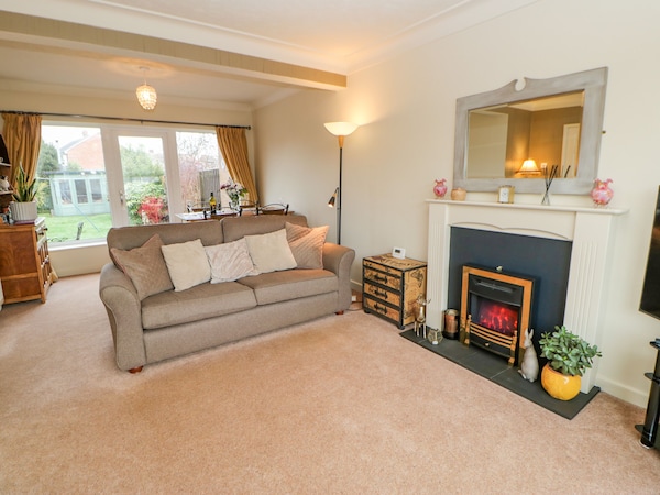 8 Hampton Road, Pet Friendly, With A Garden In Cullercoats - South Shields