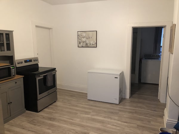 Beautiful Apartment W\/laundry 10 Minutes From Downtown Cleveland! - Bedford, OH