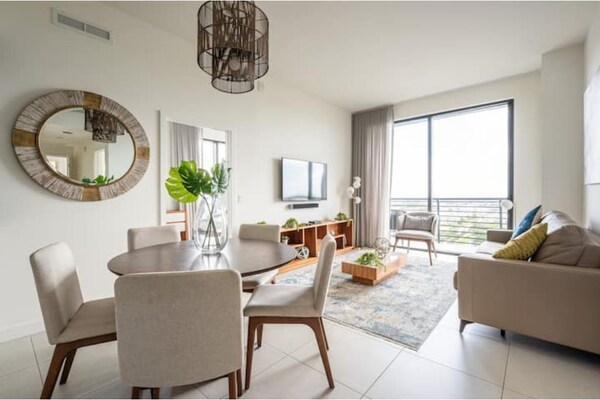 Luxury Condo - 2 Bedroom With Amazing Skyline View - Westchester, FL