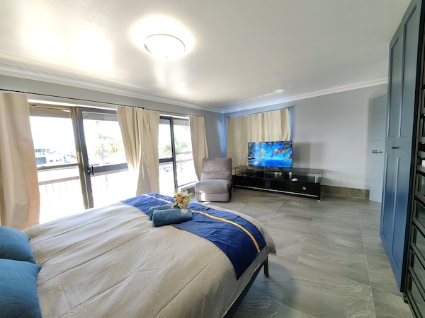 Canal View Getaway In Newport - Redcliffe