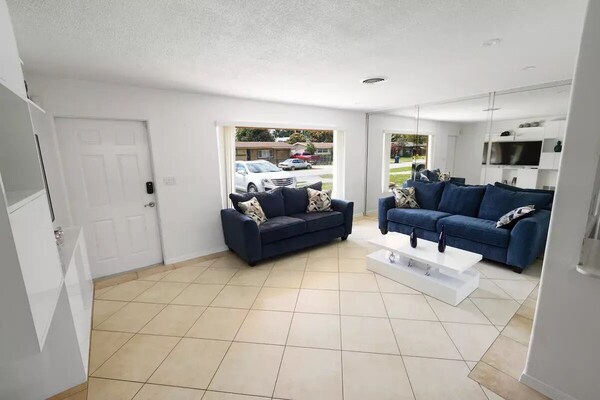 ¡South Florida Topical Oasis! Sleeps 10 Near The Beach And Airport. Pet Friendly - Coral Springs, FL