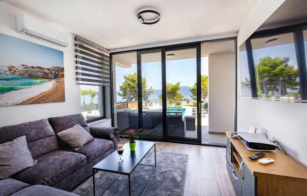 En Una Fantástica Ubicación Junto Al Mar, Esta Moderna Y Confortable Casa De Vacaciones A Las Afuera - Duba