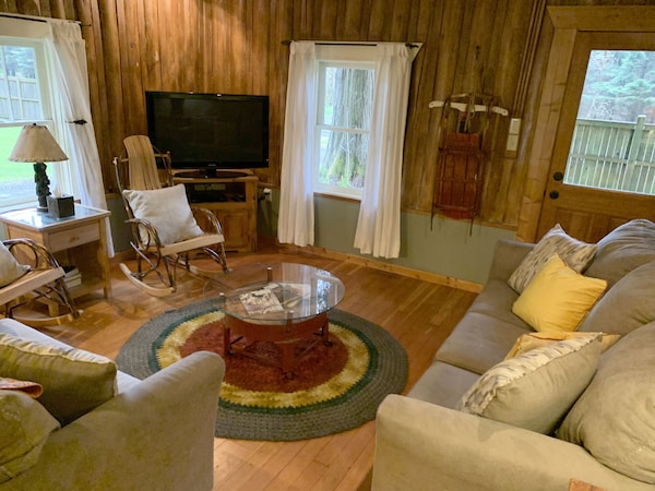 This Historic Cabin Is Just A Few Miles From Mt Rainier National Park. Pet Friendly. Fish Pond, Pastures, Old Cedars, 11-acres. Private Hot Tub Surrounded By Grove Of Old Cedars. - Ashford, WA