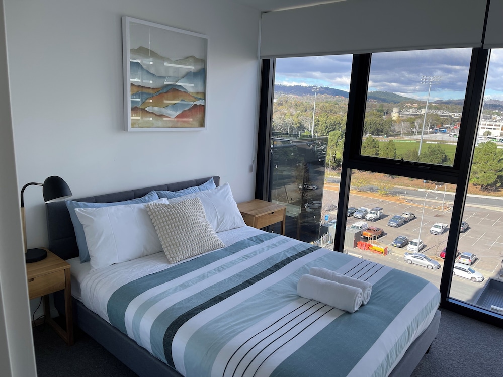 New 2 Bedroom Resort Style Facilities - Close To Everything! - Canberra