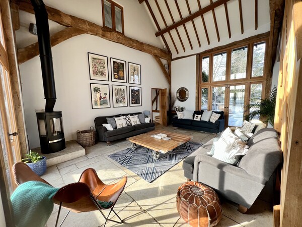 Beautiful Large Family Barn With Stunning Views And Hot Tub - Buckinghamshire