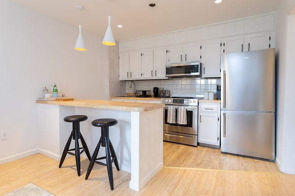 Centrally-located Downtown Gem W/ Free Parking & Wi-fi - Convenient To Nyc! - Greenwich, CT