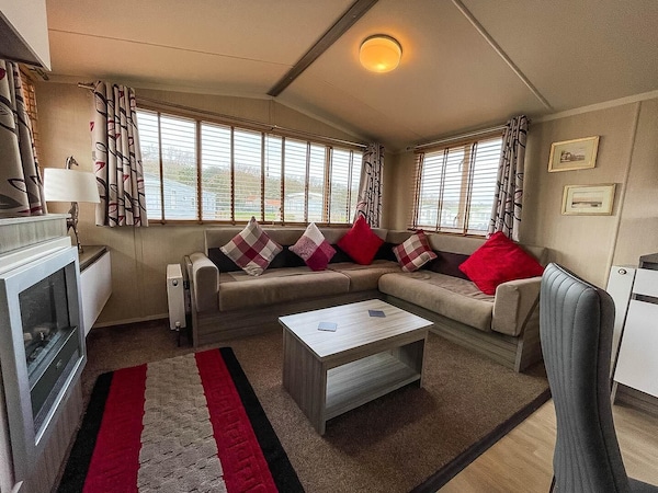 Lovely Caravan With Decking & Free Wifi At North Denes Caravan Park Ref 40145nd - Lowestoft