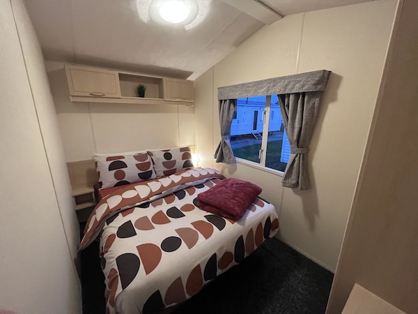 3 Bedroom, 8 Berth, Cosy Static Family Caravan - Rhyl