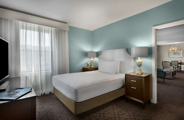 Contemporary Hotel In Central West End District! Parking, Pool & Cinema Onsite! - Clayton, MO