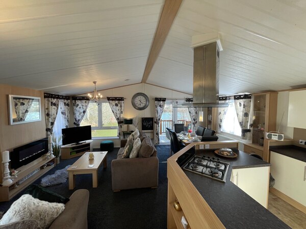 Rudd Lake Luxury Lodge With A Private Fishing Peg & Hot Tub @Tattershall Lakes - Woodhall Spa