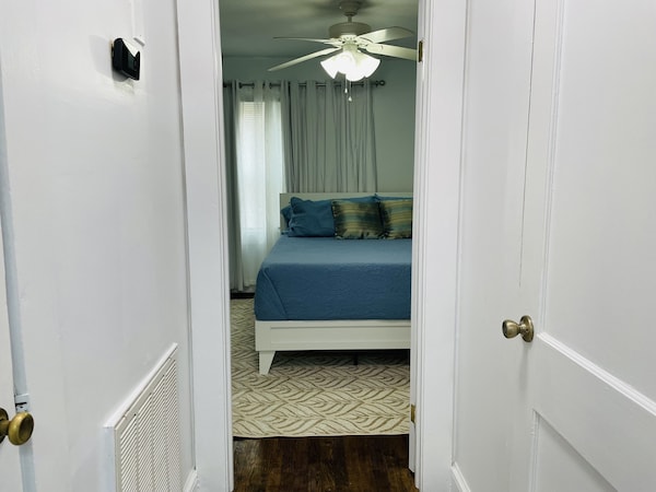 Affordable Apt Suite ~Ca. King Bed , Full Kitchen - Easley, SC