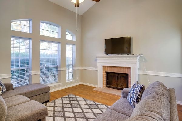 Minimalist Spring Vacation Rental W\/ Fireplace - Tomball, TX