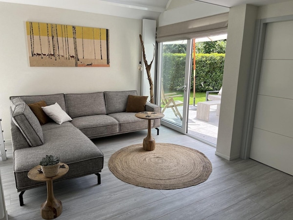 Discover The Surroundings From Our Stylish Holiday Home On \"De Klepperstee\" Holiday Park In Ouddorp. Just 1.5 Km From The Beaches, This Modern And Spacious House Accommodates Up To Six People. - South Holland