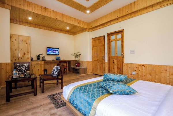 Stone And Wood Cosy Chalet Admist Apple Garden With A Beautiful Law - Manali