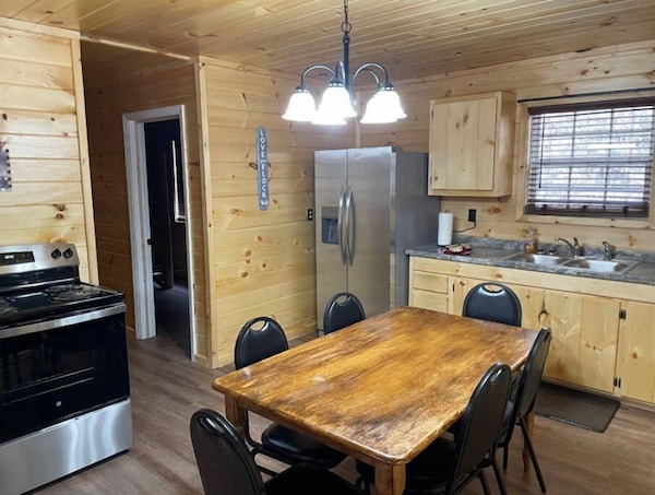 2br 1 Bath Cabin W\/ Full Kitchen, Hot Tub, And Living Room. - Ages, KY