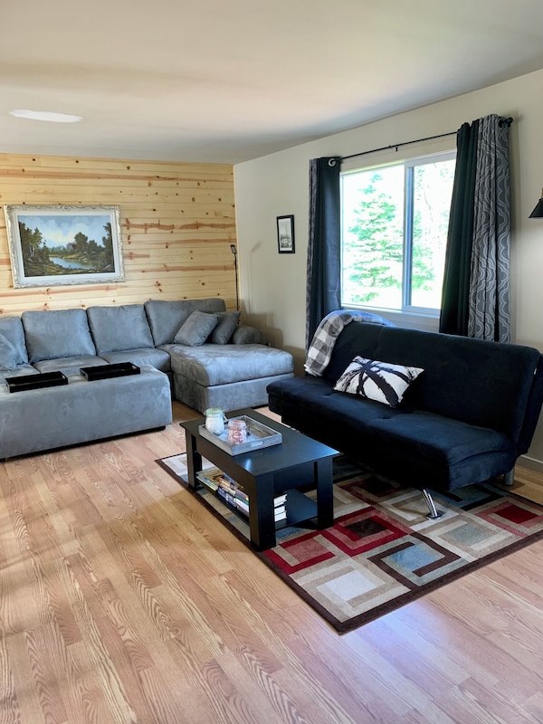 Cozy Country Inn-country In The City. 3 Bdm 2 Bath Home- Renovated Like New. - Thunder Bay